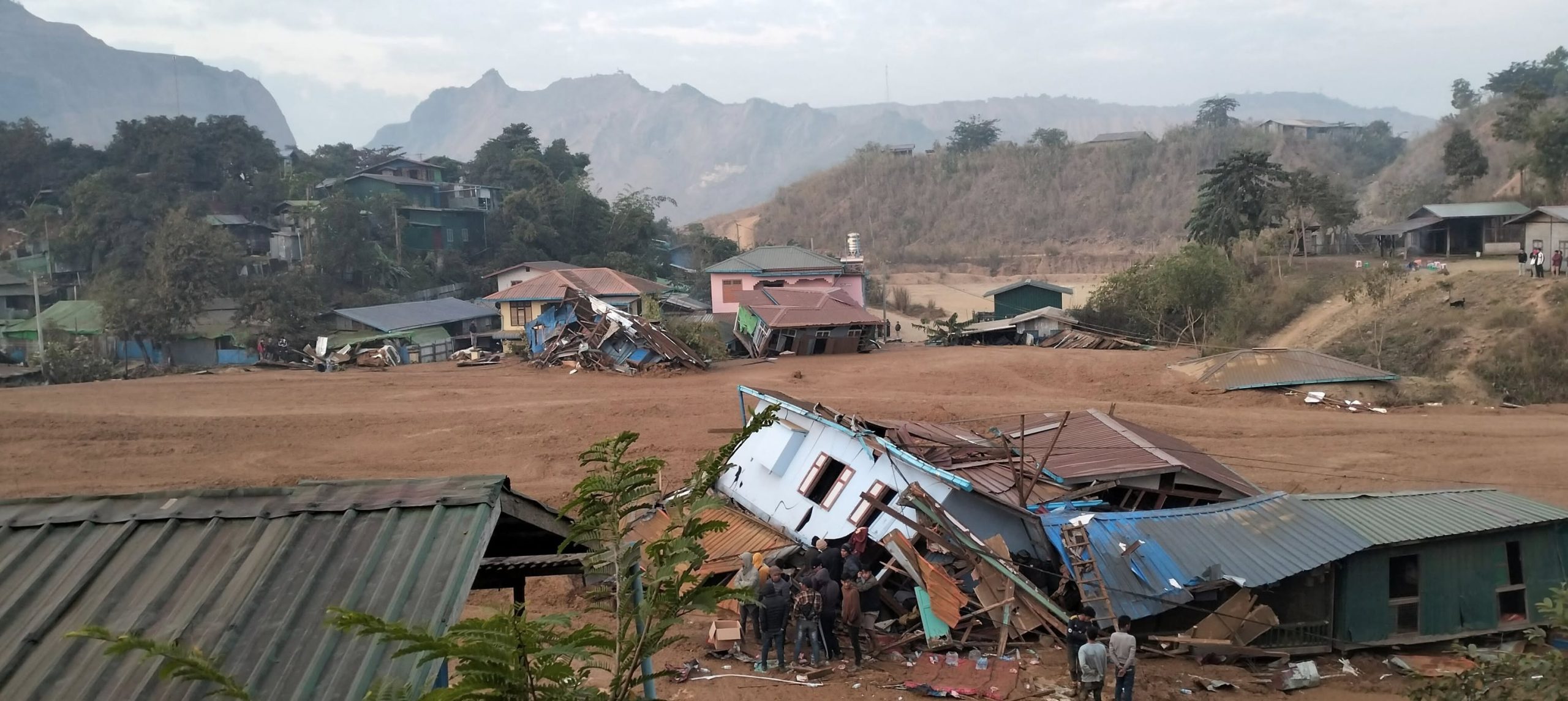 ဖားကန့်မှာ နွံကန်ပေါက်ကျလို့ လူ ၁၀ ဦးထက်မနည်း သေဆုံး