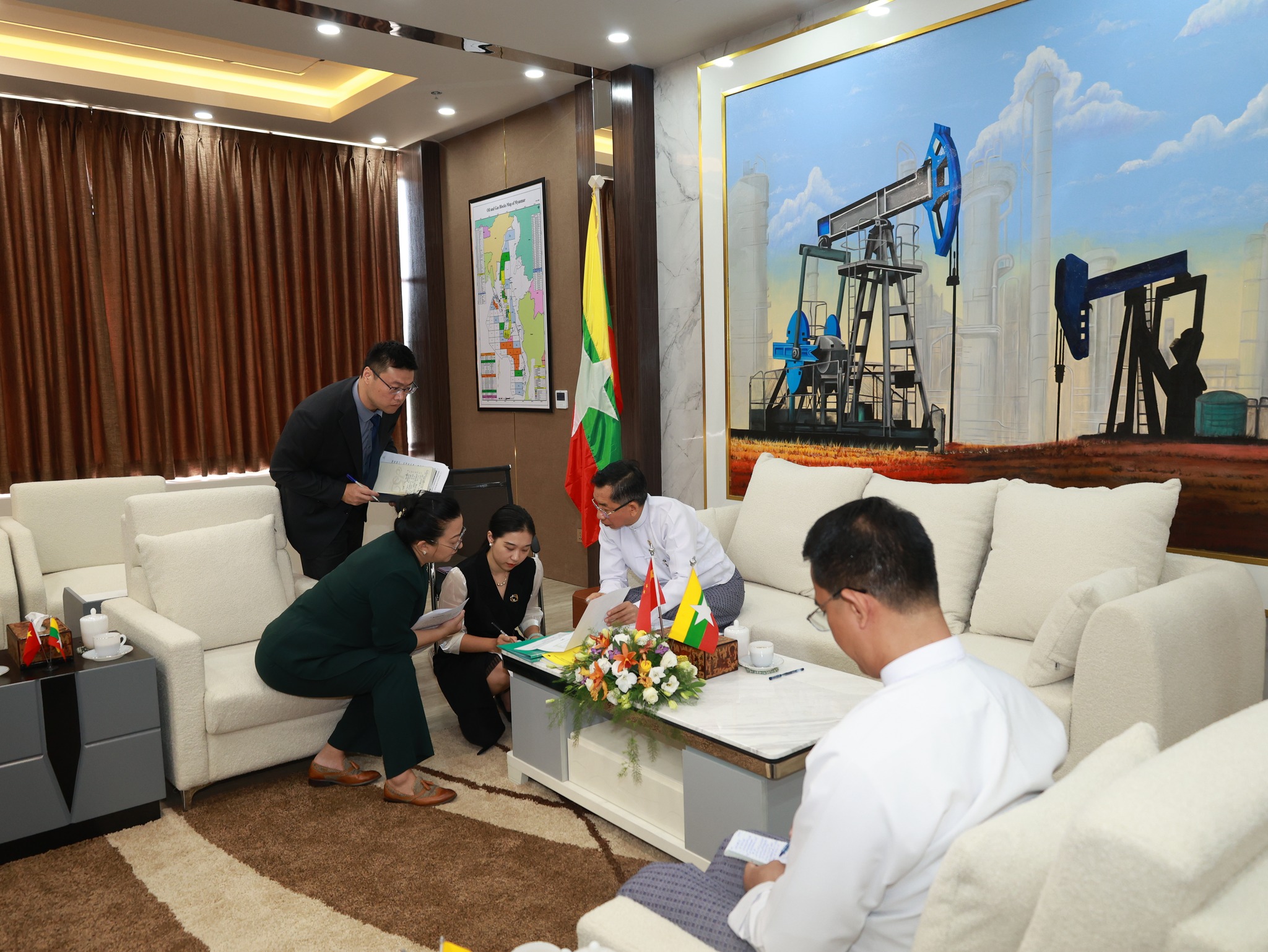 အရှေ့တောင်အာရှရေနံစိမ်းပိုက်လိုင်းမှ ရေနံစိမ်း ရယူပြီး ရေနံချက်မယ့် စက်ရုံသစ်စီမံကိန်း တရုတ်- မြန်မာ ပူးပေါင်းဖော်ဆောင်